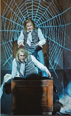  ?? Foto: Jan Pieter Fuhr/Theater Augsburg ?? Verstrickt im Psycho Netz: Max (Wolfgang Schwaninge­r, vorne) und sein Doppelgän ger Kaspar (Alejandro Marco Buhrmester).