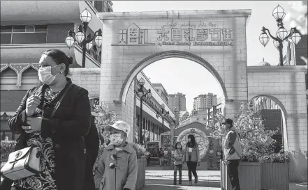  ?? XINHUA ?? Visitors enter the Grand Bazaar Pedestrian Mall in Urumqi, capital of the Xinjiang Uygur autonomous region, on March 21.