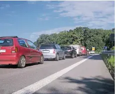  ?? RP-ARCHIVFOTO: LATZEL ?? Viele Fans nutzten im vergangene­n Jahr auch die Abfahrt Uedem / Kervenheim, auch dort regelte die Polizei den Verkehr.