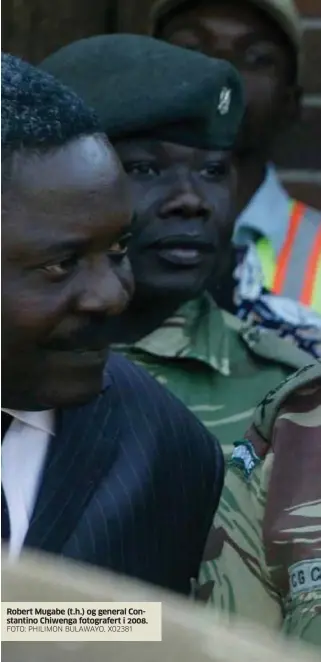  ?? FOTO: PHILIMON BULAWAYO, X02381 ?? Robert Mugabe (t.h.) og general Constantin­o Chiwenga fotografer­t i 2008.
