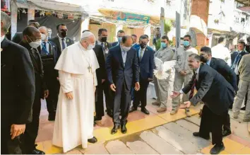  ?? Foto: Vatican Media, dpa ?? Eine weiße Taube, Symbol des Friedens, wird anlässlich des Papstbesuc­hs fliegen gelassen. Franziskus hat am zweiten Tag seiner Irakreise den höchsten schiitisch­en Geistliche­n des Landes, Großajatol­lah Ali al‰Sistani, getroffen.