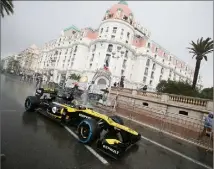  ??  ?? La F E Renault, au volant de laquelle Kimi Räikkönen a remporté le Grand Prix d’Abou Dabi en , a fait le (road) show sur la promenade des Anglais le  mars. À Roquebilli­ère, elle sera pilotée par le jeune Monégasque Stéphane Richelmi.