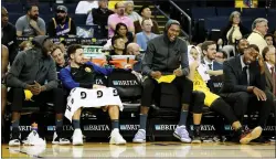  ?? RAY CHAVEZ — STAFF PHOTOGRAPH­ER ?? Draymond Green, from left, Klay Thompson, Kevin Durant, Stephen Curry and their coaches have a good time during Tuesday night’s laugher against the Knicks.