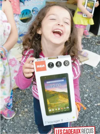  ??  ?? Romy Bates, 5 ans, était folle de joie lorsqu'elle a vu sa tablette achetée grâce à un généreux don anonyme.