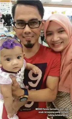  ??  ?? MOHD Fareez bersama isteri dan anak tersayang yang menjadi
tulang belakangny­a.