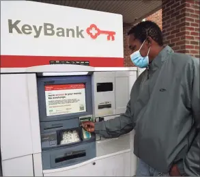  ?? Brian A. Pounds / Hearst Connecticu­t Media ?? Kenneth Moss uses the ATM at the Key Bank on Canal Street in Stamford.