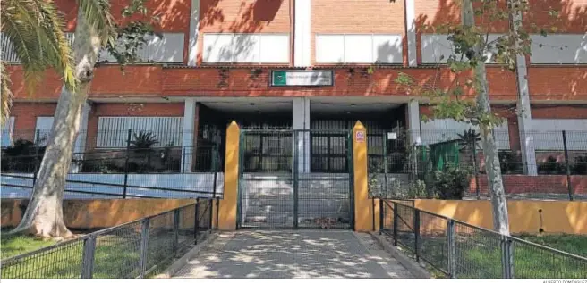  ?? ALBERTO DOMÍNGUEZ ?? Puerta principal del Colegio de Educación Infantil y Primaria José Oliva.