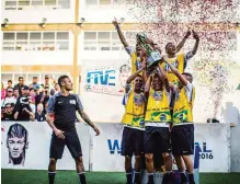  ??  ?? Brazilian star Neymar and the winning team of Neymar Jr’s Five 2016.