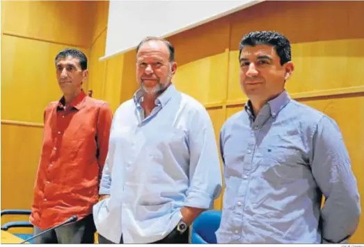  ?? JOSUÉ CORREA ?? Sebastián Donaire, José Luis García-Palacios y Emilio Fernández en la presentaci­ón del acuerdo llevado a cabo en la sede de la FOE.