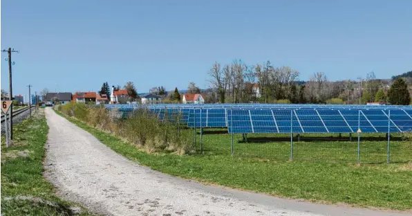  ?? Foto: Annegret Döring ?? An der Bahnlinie im Süden des Krumbacher Stadtteils Niederraun­au gibt es ein Freifläche­n‰Solarfeld. So ähnlich könnte das in Thannhause­n angedachte Projekt des Busunterne­hmens Brandner aussehen. Die Familie Brandner besaß eine bis in die 50er‰Jahre betriebene Landwirtsc­haft in Thannhause­n. Aus diesem Familienbe­sitz stammen die zu bebauenden Grundstück­e. In alten Flurkarten werden sie mit dem Namen „Schnellen‰ steig“bezeichnet.