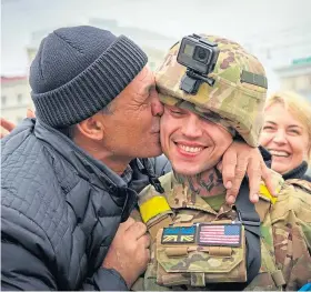  ?? ?? JOYFUL SCENES: A resident kisses a Ukrainian soldier in Kherson.