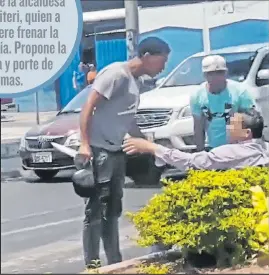  ?? Foto: Captura de video ?? Escena del video que muestra a un informal amenazando a un ciudadano con un cuchillo.