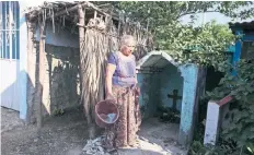  ??  ?? En el Istmo de Tehuantepe­c, la gente es fiel a sus costumbres, por lo que encontrará los medios para honrar a sus difuntos, afirman habitantes.