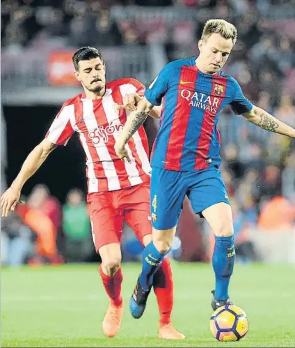  ?? FOTO: PEP MORATA ?? Sergio Álvarez persigue a Rakitic durante un Barça-Sporting en el Camp Nou. El asturiano jugará en el Eibar