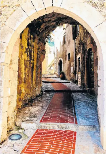  ??  ?? LINKED IN Old, stone passageway­s connect the homes in La Turbie.