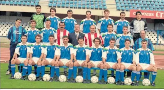  ??  ?? Plantilla y cuerpo técnico del Xerez CD que tiene en su poder el mejor arranque liguero de la historia del club con 15 jornadas sin perder.