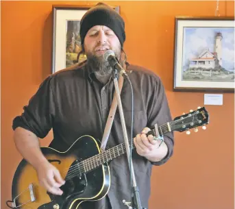  ?? - Acadie Nouvelle: Jean-François Boisvert ?? Armé de sa guitare dans un café de Campbellto­n, John Richard a donné mercredi un aperçu des sonorités de son futur album.