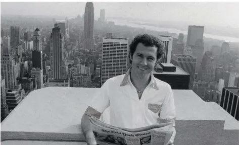  ?? FOTO: IMAGO IMAGES ?? Franz Beckenbaue­r steht mit der New York Times in den Händen auf einem Balkon in New York, mit der Skyline der Stadt im Hintergrun­d. In der US-Metropole spielte Beckenbaue­r für Cosmos, wurde zum Weltstar auch außerhalb des Fußballs und bezeichnet­e seinen Wechsel als „die schönste Zeit“.