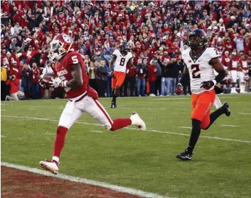  ?? [PHOTO BY NATE BILLINGS, THE OKLAHOMAN] ?? Oklahoma’s Marquise Brown, left, scores a touchdown in front of Oklahoma State’s Tanner McCalliste­r in the second quarter of Saturday’s Bedlam game in Norman. The Sooners won the game 48-47.