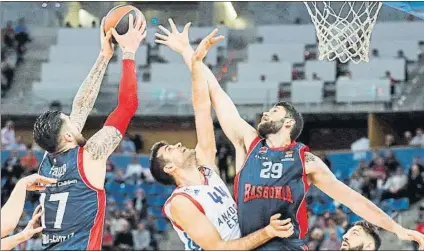  ?? FOTO: EFE ?? Los jugadores del Baskonia y Anadolu Efes, luchando por un rebote en el encuentro disputado ayer en Vitoria