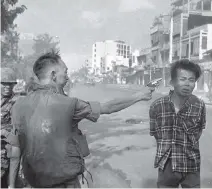  ?? EDDIE ADAMS/THE ASSOCIATED PRESS ?? South Vietnamese Gen. Nguyen Ngoc Loan fires his pistol at suspected Viet Cong official Nguyen Van Lem in Saigon in 1968. The photograph­er later regretted the photo’s impact.