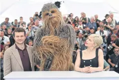  ??  ?? Alden Ehrenreich and Emilia Clarke with Chewbacca at Cannes.