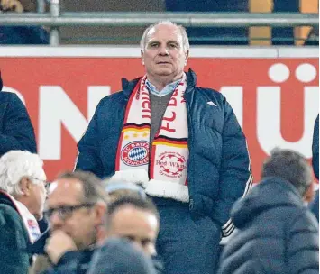  ?? Foto: Christian Kolbert ?? Bayern Präsident mit Schießener Schal: Uli Hoeneß löste sein Verspreche­n ein und trug den Vereinssch­al des Fanclubs Red Whi te Dynamite beim Pokalspiel gegen Borussia Dortmund.