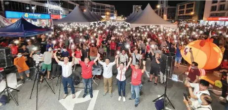  ?? ?? Huge crowds turn up to watch the DAP ceramah at Kampong Dato. Standing in the front row from left are Ling, Loke, Nga and Lau.