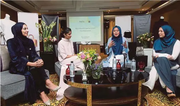  ?? [FOTO NURUL SYAZANA ROSE RAZMAN/BH] ?? Suraya (dua dari kanan) bersama Romanna (kiri) dan Pengarah Haute Elan, Swathi Nimmagadda Prasad (dua dari kiri) pada sidang media di Kuala Lumpur, semalam.