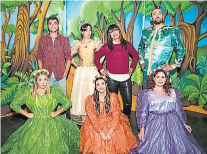  ??  ?? Elenco completo. Todo el equipo de “La bella valiente y el príncipe durmiente”.