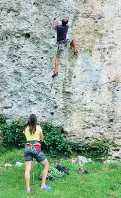  ?? ?? Attività ripresa Due climber impegnati in una delle vie della «Falesia dimenticat­a»