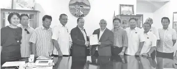  ??  ?? Bonipasius (fifth from left) handing over the vice president appointmen­t letter to Fred, witnessed by other supreme council members.