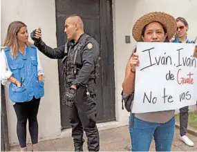  ??  ?? Apoyo. Guatemalte­cos salieron a la calle a mostrar su respaldo al comisionad­o Iván Velásquez y pidieron desaforar a Jimmy Morales.