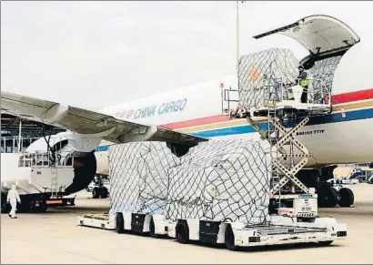  ?? JUNTA DE CASTILLA Y LEÓN / EFE ?? Un avión procedente de China llegó ayer a Zaragoza con material para autonomías como Castilla y León