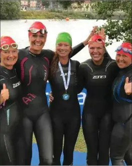  ?? FOTO: PRIVAT ?? Flinke farsundsda­mer som deltok i svømmestev­net Hamar Open Water i Mjøsa i helgen. Fra venstre: Anne Margaret Syvertsen, Inger Arctander, Tove Løkke-øwre, Lotte Dinesen og Anne Ruth Fossland.