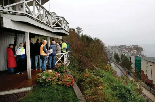  ?? FOTO: KJARTAN BJELLAND ?? Her er by- og miljøutval­get oppe ved huset til Ole Holbaek-hanssen i Bergstien under befaringen i september. Han er en av fire naboer som har skrevet et skarpt brev etter at sakens vending ble kjent.