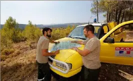  ?? (Photo Dominique Leriche) ?? Les sapeurs forestiers du conseil départemen­tal, sous l’autorité d’un agent assermenté de l’ONF, patrouille­nt dans les secteurs stratégiqu­es des massifs du Var.