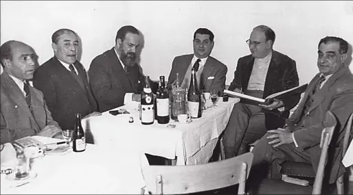  ?? FOTO RAMON DIMAS (FUNDACIÓ JOSEP PLA) ?? Comida de escritores. Luján (cuarto por la izquierda) con Josep Quintà, Josep Pla, Camilo José Cela, Jaume Isern y Lluís Medir en el restaurant­e Reig (Cal Tinyoi), de Palafrugel­l, el 8 de enero de 1957