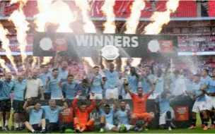  ??  ?? Manchester City vandt i rimelig sikker stil Charity Shield mod Chelsea den 5. august. Gør Manchester City det samme ved Premier League i den nye saeson, eller kan Liverpool, Tottenham, Arsenal, Chelsea eller Manchester United forhindre et nyt mesterskab til storfavori­tten? Foto: Tim Ireland