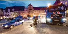  ?? Foto: Christian Rudnik (Archivbild) ?? Die motorisier­te Montagsdem­o auf dem Hauptplatz in Landsberg schlägt Wellen.