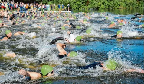  ?? Fotos: Oliver Reiser ?? Knapp 200 Sportlerin­nen und Sportler stürzten sich beim 2. Zusmarshau­ser Triathlon in die Fluten des Rothsees. Dabei ging es nicht ohne die eine oder andere Rempelei ab.