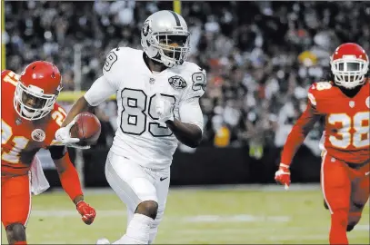  ?? Marcio Jose Sanchez ?? The Associated Press Raiders receiver Amari Cooper (89) runs between Chiefs defenders Eric Murray, left, and Ron Parker on Thursday.