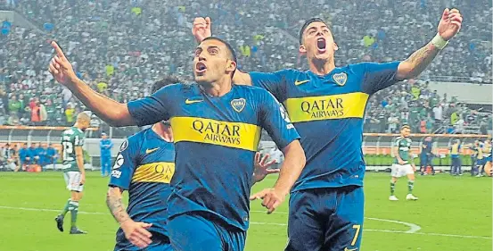  ?? MARCELO CARROLL ?? El grito del goleador. Wanchope Abila celebra el primero de Boca en San Pablo. Fue la calma en el inicio. Detrás, Cristian Pavón.