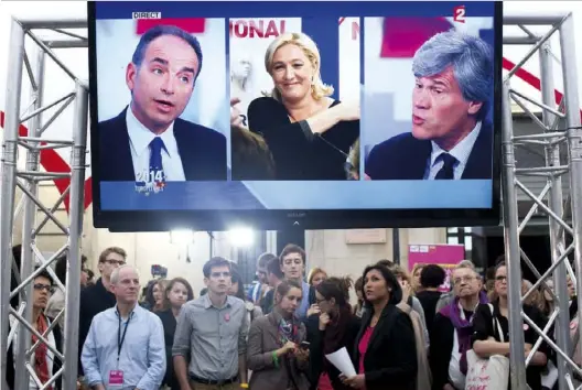  ??  ?? Au siège du PS, dimanche 25 mai, des militants regardent le débat télé entre Jean-François Copé, Marine Le Pen et Stéphane Le Foll