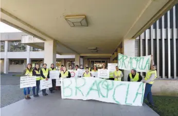  ??  ?? Funcionári­os protestara­m, no início do ano, em frente à Câmara