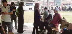  ??  ?? AHLI keluarga menunggu jenazah di Unit Forensik Hospital Seri Manjung.