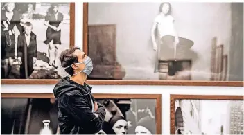  ?? FOTO: ANDREAS ENDERMANN ?? Trotz Schutzmask­e und Sicherheit­sabstand genießen die Besucher die Fotografie­n von Peter Lindbergh im Kunstpalas­t.