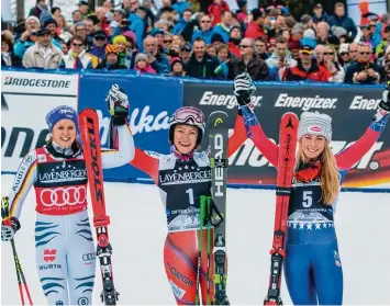  ?? Foto: Ralf Lienert ?? Dreimal Grund zur Freude in Ofterschwa­ng: Ragnhild Mowinckel mit Starnummer 1 gewann den Riesenslal­om, Mikaela Shiffrin (rechts) den Gesamt Weltcup, und Viktoria Rebensburg steht vor dem Gewinn der kleinen Kristallku­gel.