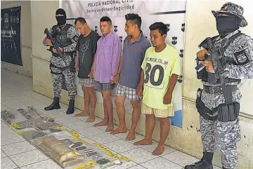  ??  ?? Delincuent­es. Según la policía, los detenidos eran parte de una estructura dedicada a cometer delitos en diferentes cantones de los municipios de Chapeltiqu­e y Moncagua.