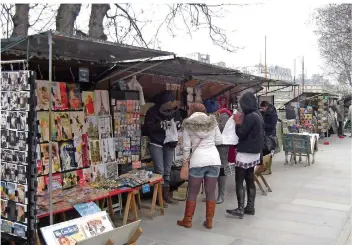  ?? FOTO: THOMAS KÖRBEL/DPA ?? An den Ständen der Pariser Freiluftbu­chhändler entlang der Seine gibt es immer weniger Bücher. Produkte der Souvenir-Industrie überschwem­men die Boxen der Verkäufer.